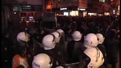 Turkey - Demonstrators in Taksim Square to protest allegations of corruption and bribery in government / Scuffles between demonstrators and riot police as protesters call for government to step down Instructional Video