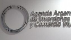 CLEAN : Recession hit Argentina launches forum to attract investors News Clip