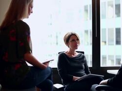 MS DS Businesswomen in discussion at workstation in office/Washington, USA Stock Footage