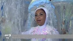 VOICED : Rio de Janeiro olvida la crisis en su segundo dia de desfiles News Clip