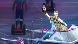 VOICED : La ultima funcion del espectaculo mas grande del mundo News Clip