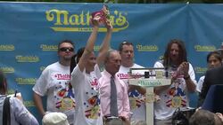 VOICED: La mayor comedora de hot dogs News Clip