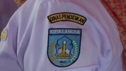 Migrants receive aid at camp in Aceh, reax Instructional Video