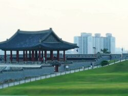 WS T/L View of walking people at Fortified Wall of Yeonmudae ancient military training center in Suwon Hwaseong Castle (UNESCO) / Suwon, Gyeonggi-do, South Korea  Stock Footage