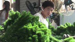 VOICED : La verdadera fabrica de Santa Claus esta en China News Clip