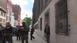 VOICED : Absuelto policia de Baltimore acusado de muerte de joven negro News Clip