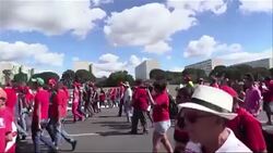 VOICED : Manifestantes fuera del Congreso de Brasil esperan resolucion News Clip