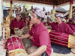 MS Men playing gamelan instruments AUDIO / Bali, Indonesia Stock Footage