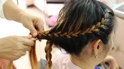 women braid hairstyle in beauty salon Stock Footage
