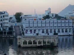 Old palace at lake Pichola, Udaipur, India Stock Footage