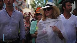 VOICED : Cubanos le cantan cumpleanos a Madonna News Clip