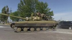CLEAN : Ukrainian soliders tanks near checkpoint in eastern Ukraine News Clip