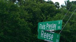 Tupelo Mississippi Elvis Presley birth city street sign in small town of the King of Pop Elvis Stock Footage