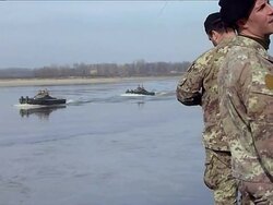 CLEAN:Military mobilise to clean Italy's polluted river News Clip
