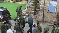 VOICED : Fuerzas israelies matan dos palestinos tras ataques con cuchillo News Clip