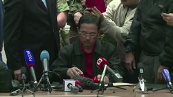 CLEAN : Ukraine rebels hand over MH17 black boxes News Clip