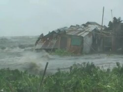Waves batter into shanty houses in Cupang, 20km SE of Manila during typhoon Mirinae, Philippines, 2009 Stock Footage