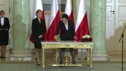 CLEAN : Pologne: Polish president swears in new government News Clip
