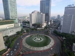 WS  Hotel Indonesia Monument  roundabout in centre with traffic in morning Stock Footage