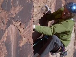 WS ZI Climber struggles to climb over roof / Zion,UT,USA Stock Footage