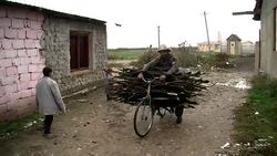 VOICED : El centro de los gitanos rumanos News Clip