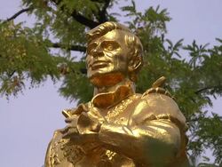 CU golden statue  Stock Footage