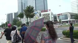 CLEAN: Frenzy outside court holding Gu Kailai trial News Clip