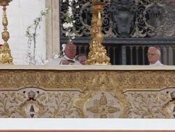 B-ROLL - Pope Francis Delivers First 'Urbi Et Orbi' Blessing During Easter Mass In St. Peter's Square at St. Peter's Square on March 31, 2013 in Vatican City, Vatican. (Footage by Giulio Origlia/Getty Images) Stock Footage
