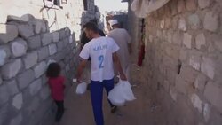 Aid workers bring iftar meals to shanty town Instructional Video