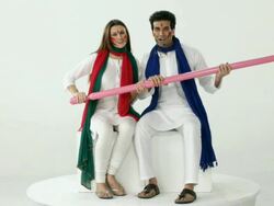 Couple playing holi with a pichkari  Stock Footage