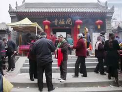 MS PAN Pilgrims burning joss sticks to pray for good luck during Chinese Lunar New Year at Buddhist temple / xi'an, shaanxi, china Stock Footage