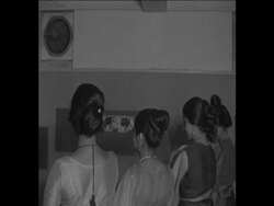 CAN 017 MRS GANDHI AT HAIRSTYLING EXHIBITION IN DELHI News Clip