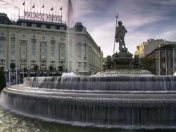 T/L Pan Fountain at Paseo del Prado Roundabout Stock Footage