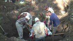 VOICED : Hallan primera fosa comun en Ucrania News Clip