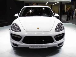 2014 Porsche Cayenne Turbo S SUV montage Stock Footage