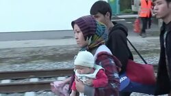 CLEAN : Refugees continue to head towards Hungarian border by train News Clip