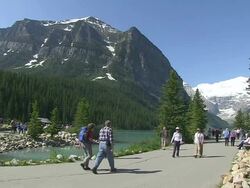 WS People enjoying at Louise Lake in Banff Nationalpark / Lake Louise, Alberta, Canada Stock Footage