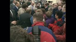 Bill Clinton on walkabout in Shankhill News Clip