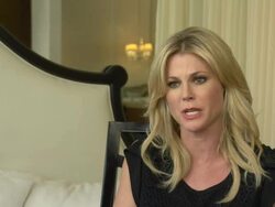 INTERVIEW - Julie Bowen on her personal experience Stock Footage