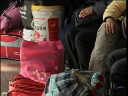 Millions rush home for the Lunar New Year festival News Clip