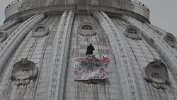 VOICED : Peculiar protesta en el Vaticano News Clip