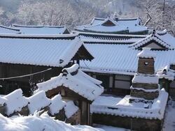 Shot of snowy roof tiles at Magoksa temple Stock Footage