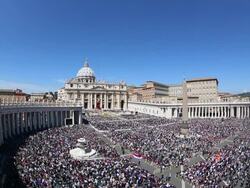 B-ROLL - General Views of St. Peter's Square as Pope Francis Holds Easter Mass at St. Peter's Square on April 20, 2014 in Vatican City, Vatican. (Footage by Giulio Origlia/Getty Images) Stock Footage