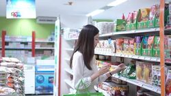 woman shopping in a grocery store. Stock Footage