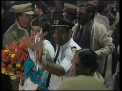INDIA: INDIAN AIRLINES HIGHJACKING: HOSTAGES RETURN HOME (2) News Clip