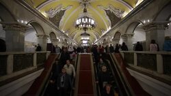 Spectacular vaulted ceiling and chandeliers in Moscow's Komsomolskaya metro station, Russia Stock Footage