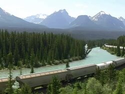WS Canadian Pacific Railway passing through Morants Curve near Bow River / Banff Nationalpark, Alberta, Canada Stock Footage