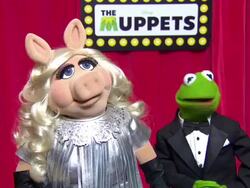Miss Piggy and Kermit speak about Oscars News Clip
