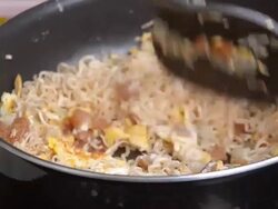 pour water in Yaki soba Stock Footage