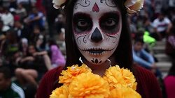 VOICED : Mexicanos se visten de la muerte y celebran la vida News Clip